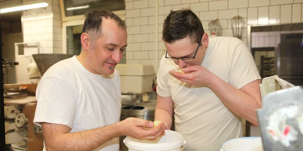 Die Bäckereimeister Stefan Dorn und Paul Müller