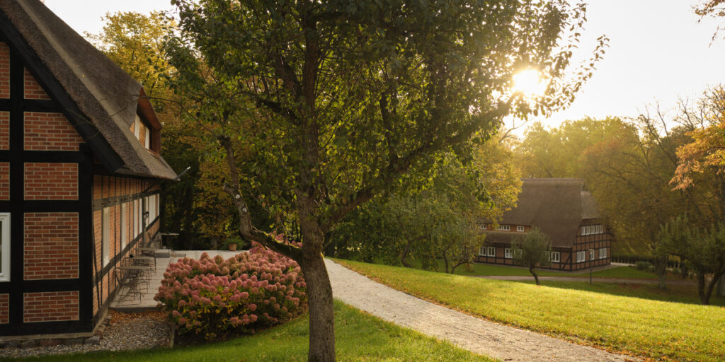 Außenansicht mit Blick zum Gästehaus und Park