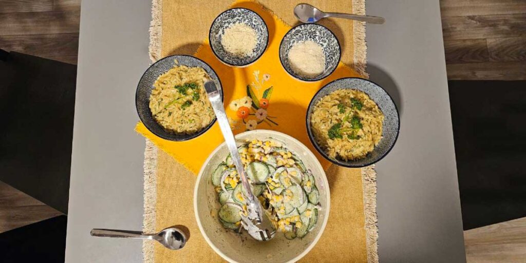 Rezepte aus dem Kochbuch Grün Warm Gut: Risoni in Knoblauch Käse Sauce und Cremiger Mais Gurken Salat mit roten Zwiebeln und Dill