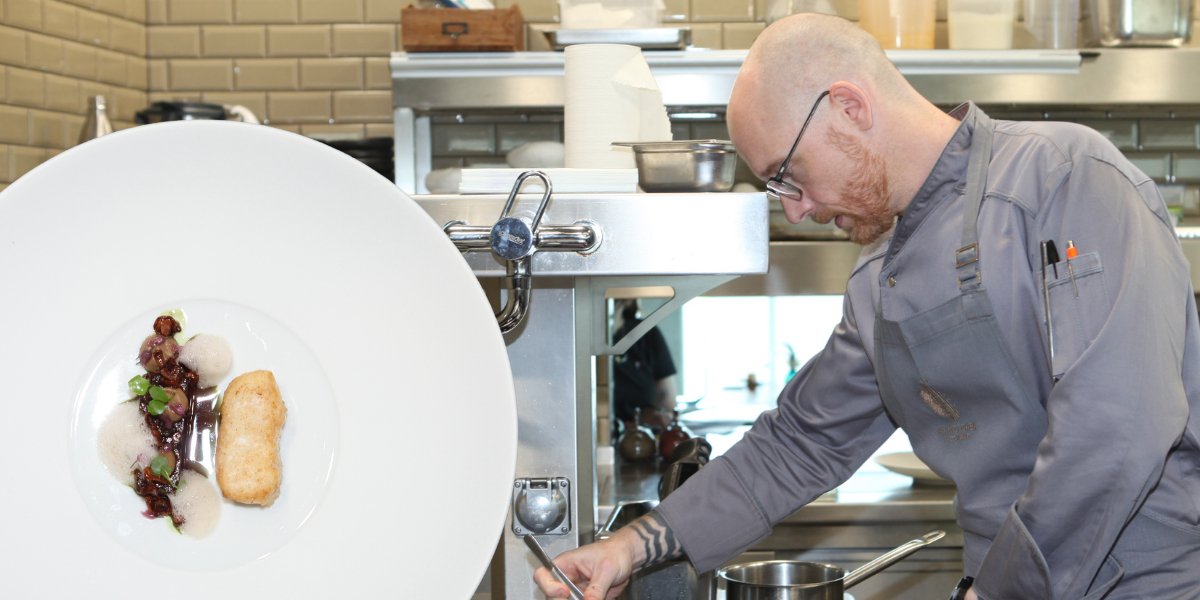 Christopher Jäger aus dem Skykitchen Berlin und sein Wels-Gericht